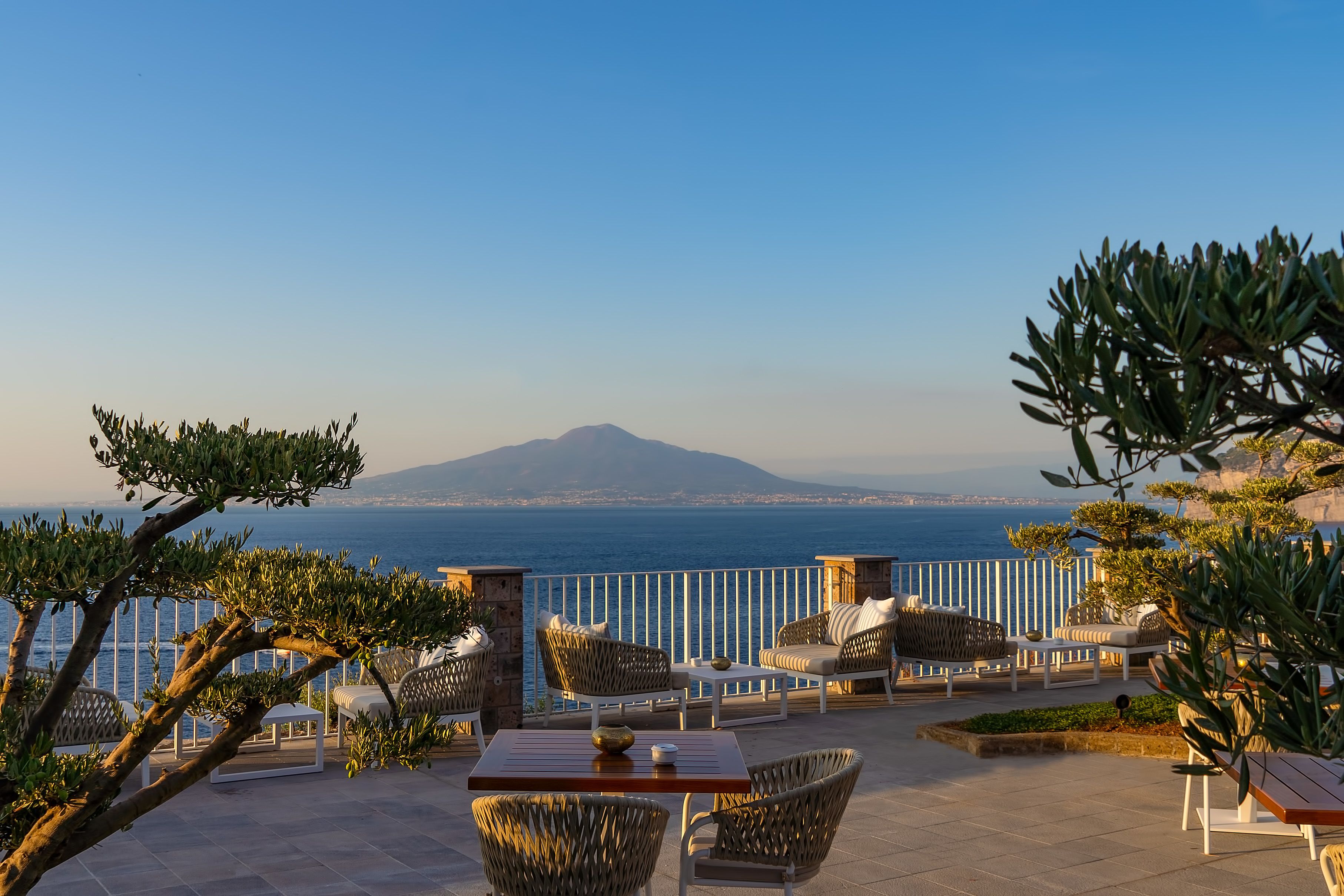 2 bars/lounges, beach bar