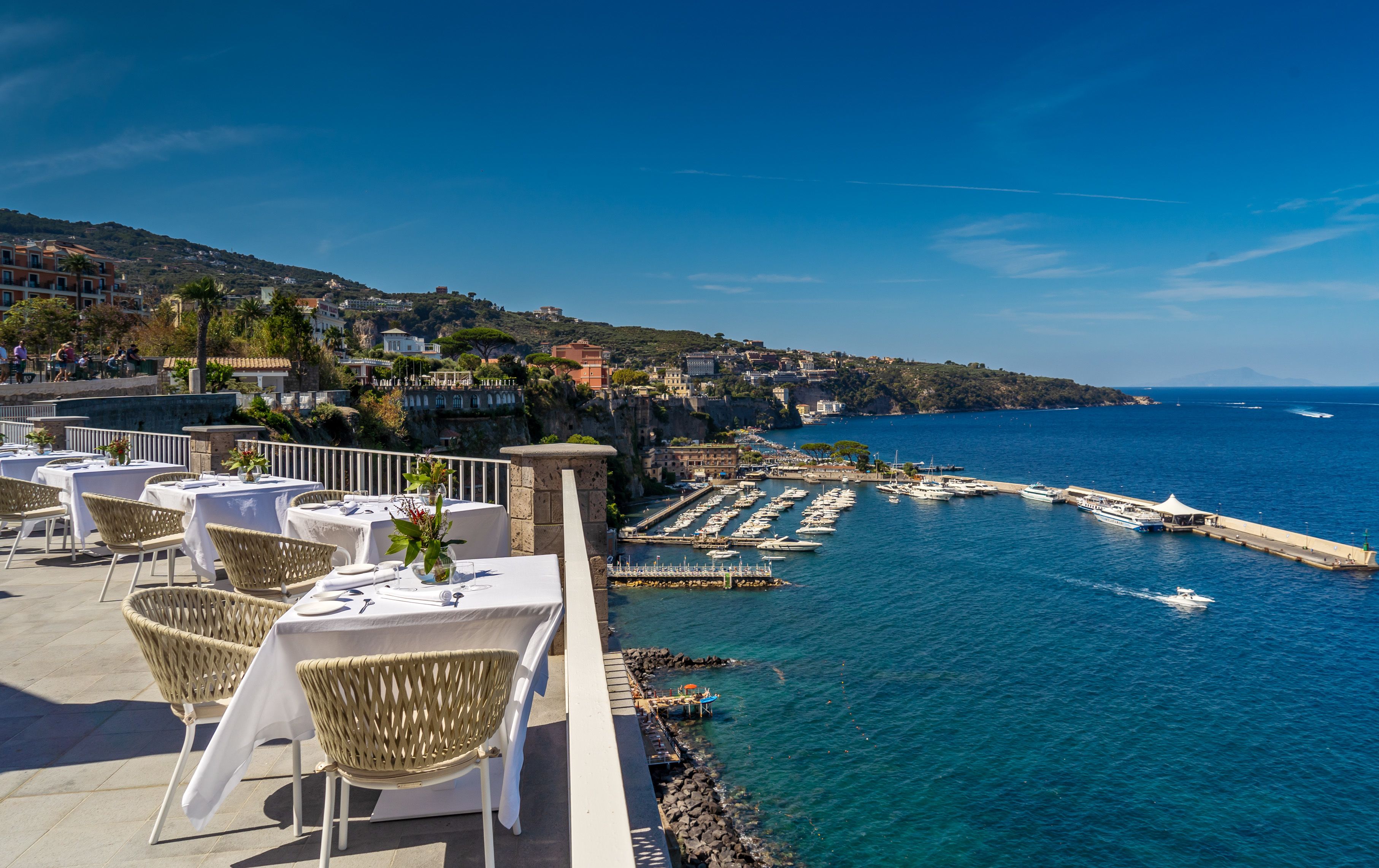 lunch and dinner served, italian cuisine