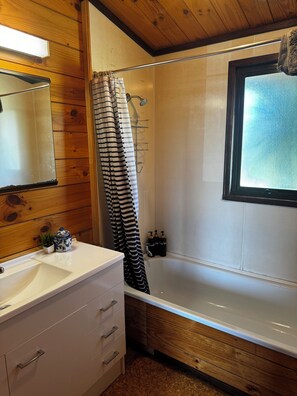 Combined shower/tub, hair dryer, towels, soap - The Lockwood Farm Stay: Your Fully Equipped Rural Retreat (Putorino)