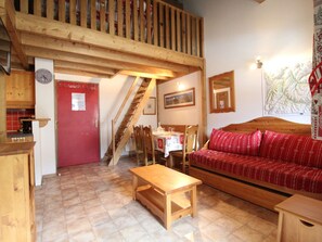 TV - Spacious 6-person apartment at the slopes with parking and Wi-Fi (Lanslevillard)
