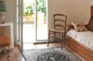 2 bedrooms, iron/ironing board, internet