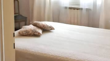2 bedrooms, iron/ironing board, internet
