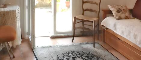 2 habitaciones, tabla de planchar con plancha y cuna de viaje
