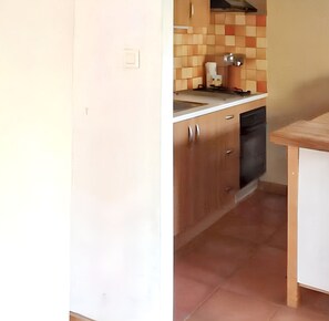 Fridge, microwave, oven, coffee/tea maker