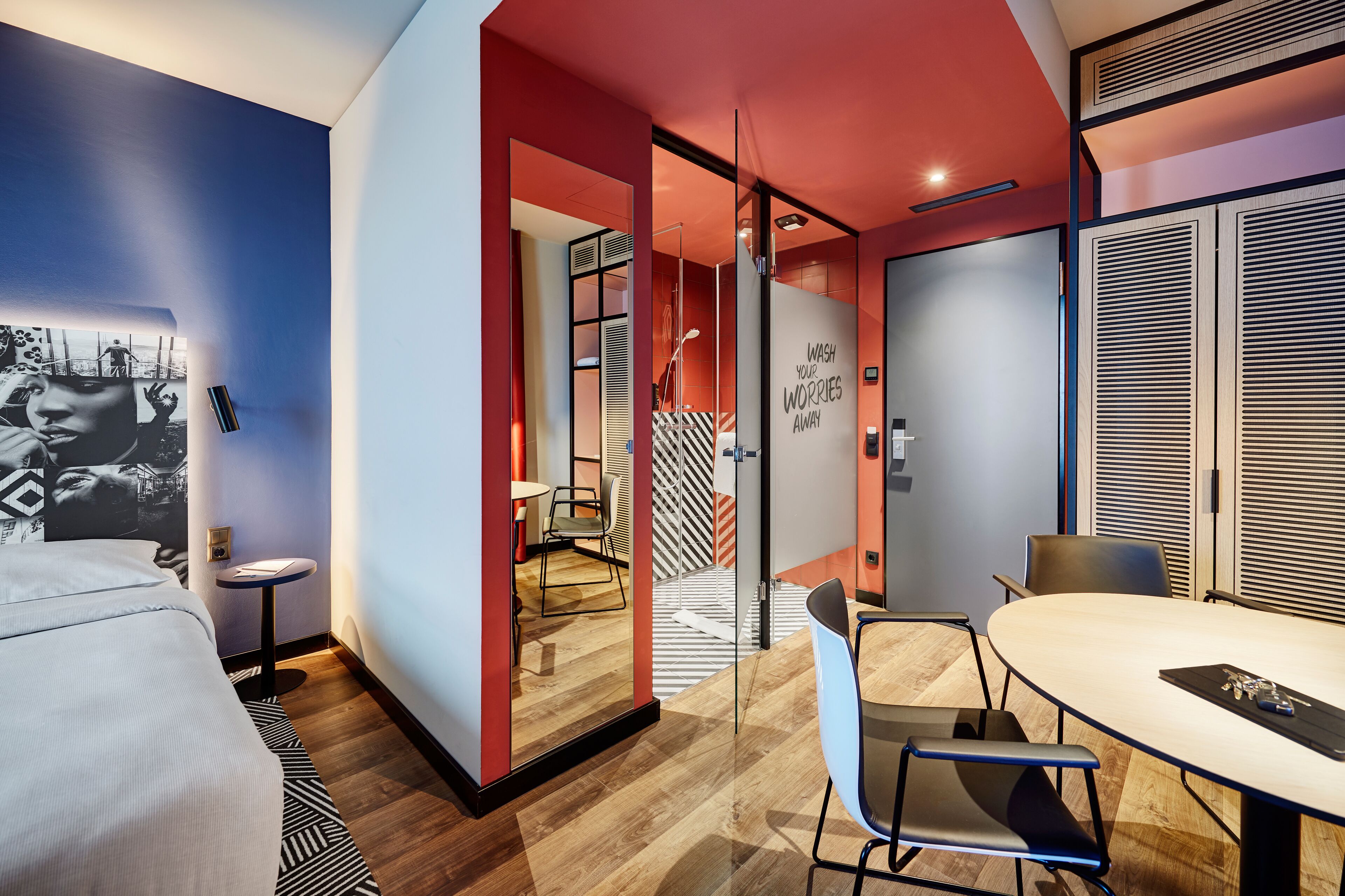 familienzimmer | living area | 32-inch flat-screen tv with satellite channels, tv