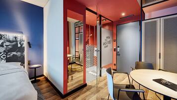 Familienzimmer | Wohnbereich | 32-Zoll-Flachbildfernseher mit Satellitenempfang, Fernseher