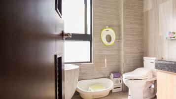 Habitación familiar, balcón | Baño | Amenidades de baño gratuitas, secadora de cabello, pantuflas, toallas