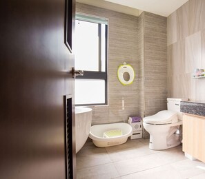 Family Room, Balcony | Bathroom | Free toiletries, hair dryer, slippers, towels - J.S 23 Kids Homestay (Kaohsiung)
