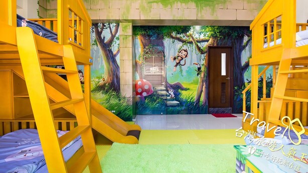 A children's room with bunk beds, a slide, and a mural of a forest scene. - J.S 23 Kids Homestay (Kaohsiung)