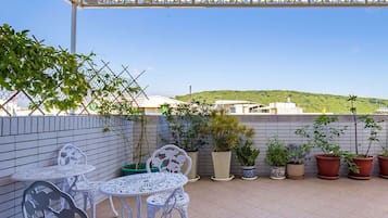 Comfort Room, 5 Bedrooms | Terrace/patio