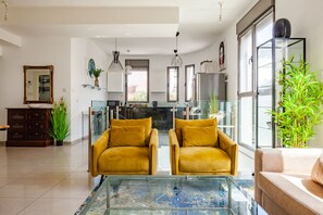 Departamento exclusivo | Área de sala de estar | Televisión LED, películas de estreno y películas con cargo 