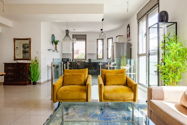 Departamento exclusivo | Área de sala de estar | Televisión LED, películas de estreno y películas con cargo 