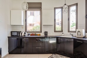 Departamento exclusivo | Cocina privada | Refrigerador con congelador, microondas, horno y parrilla de estufa 