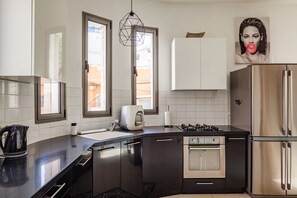 Departamento exclusivo | Cocina privada | Refrigerador con congelador, microondas, horno y parrilla de estufa 