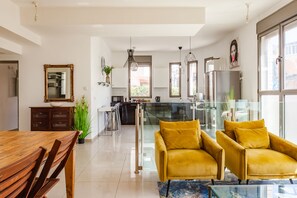 Departamento exclusivo | Área de sala de estar | Televisión LED, películas de estreno y películas con cargo 