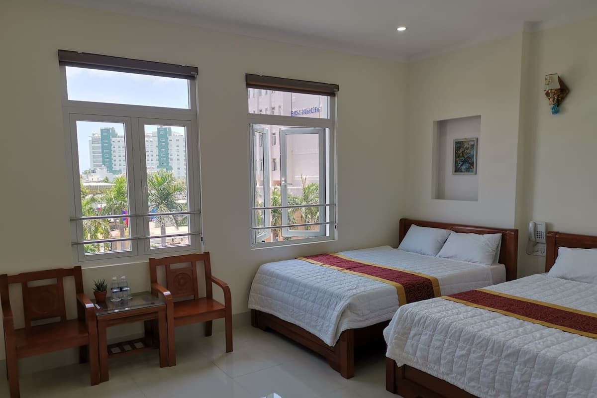 Chambre double, vue sur la ville | Minibar, bureau, espace de travail pour ordinateurs portables