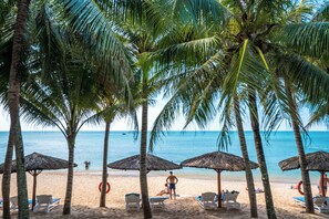 Private beach, sun loungers, beach umbrellas, beach towels - L'Azure Resort and Spa (Phu Quoc)