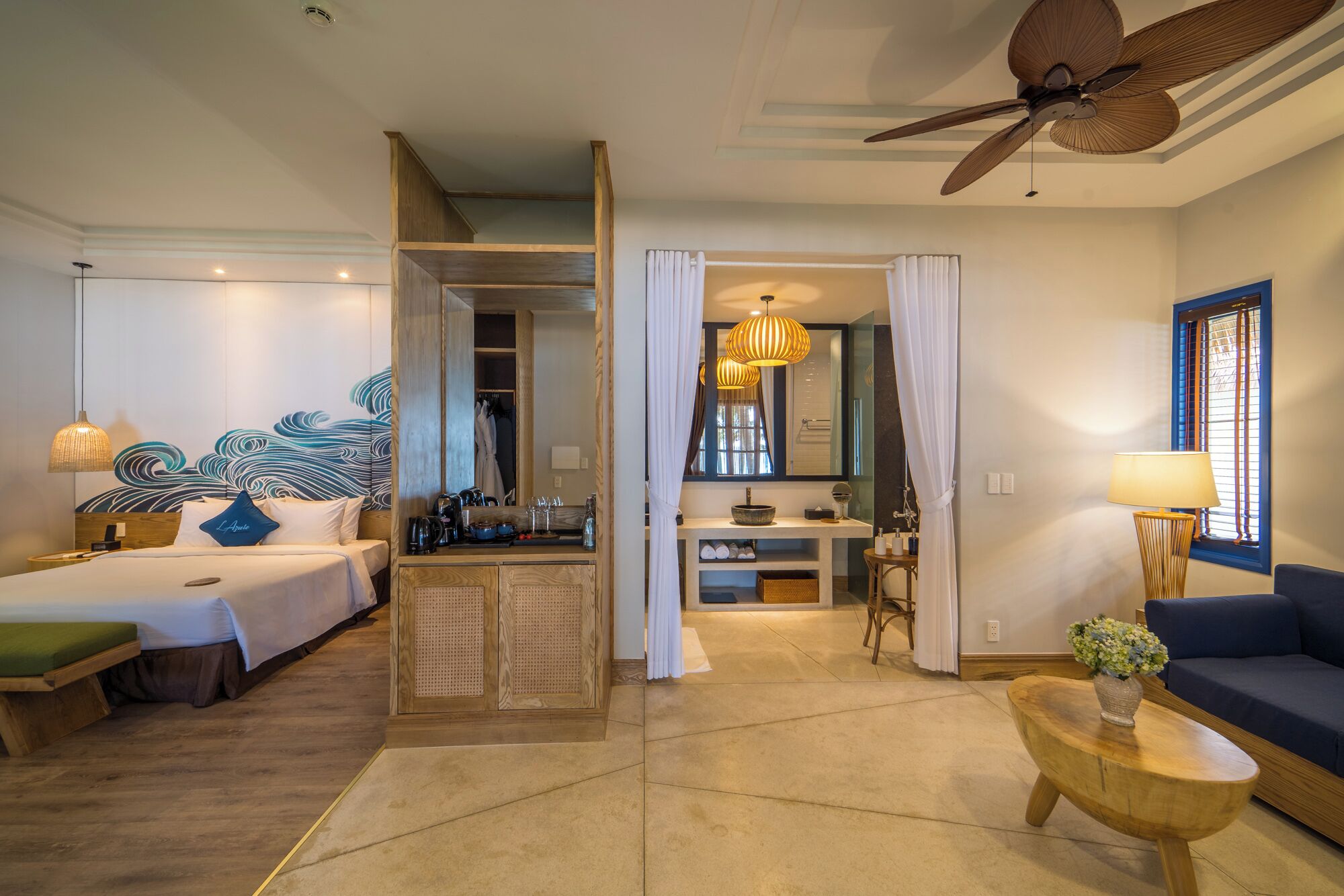 Minibar, caja de seguridad en la habitación y escritorio 