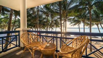 Deluxe Beachfront Twin Bed | Minibar, in-room safe, desk, blackout drapes