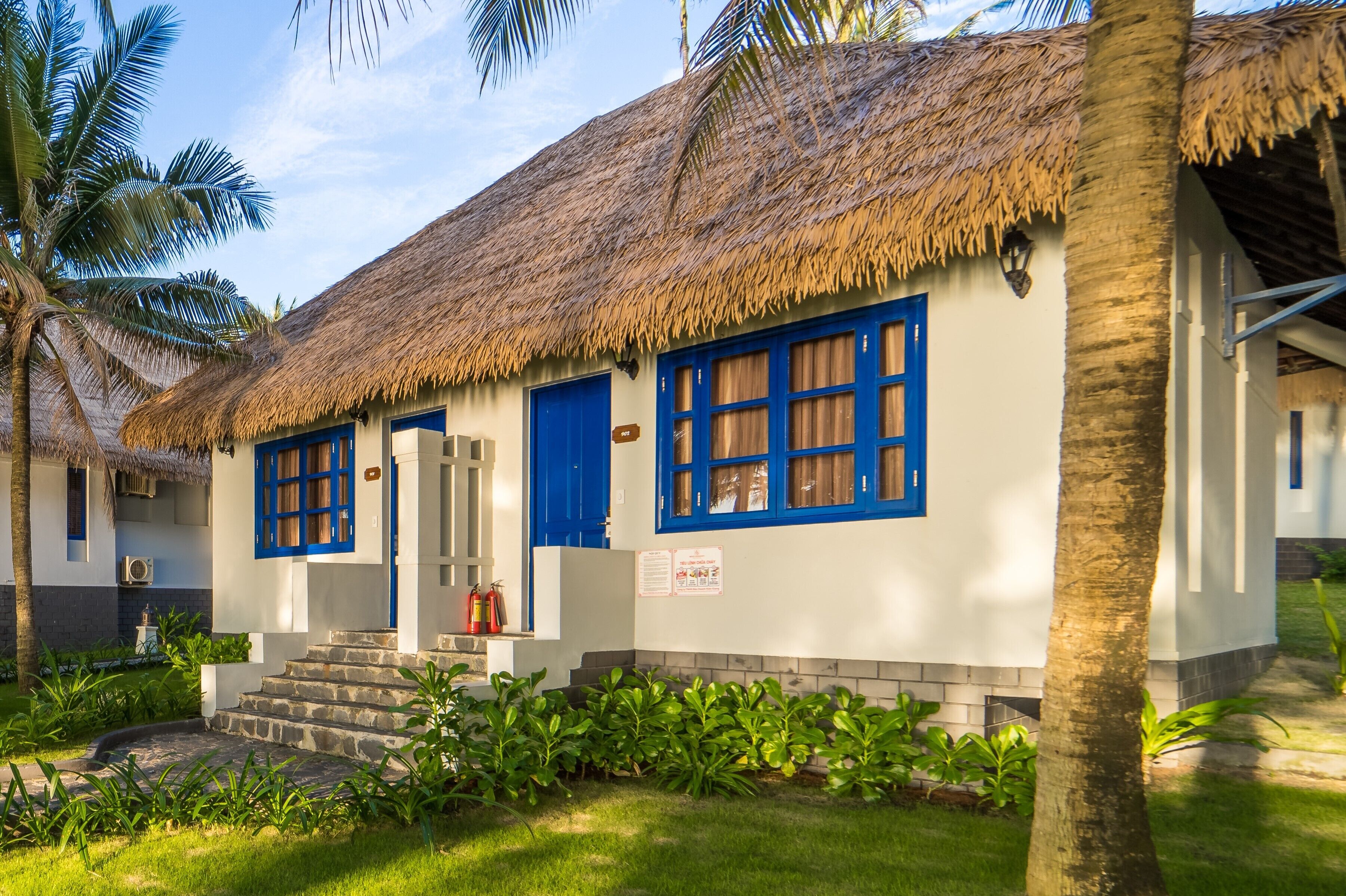 Minibar, caja de seguridad en la habitación y escritorio 
