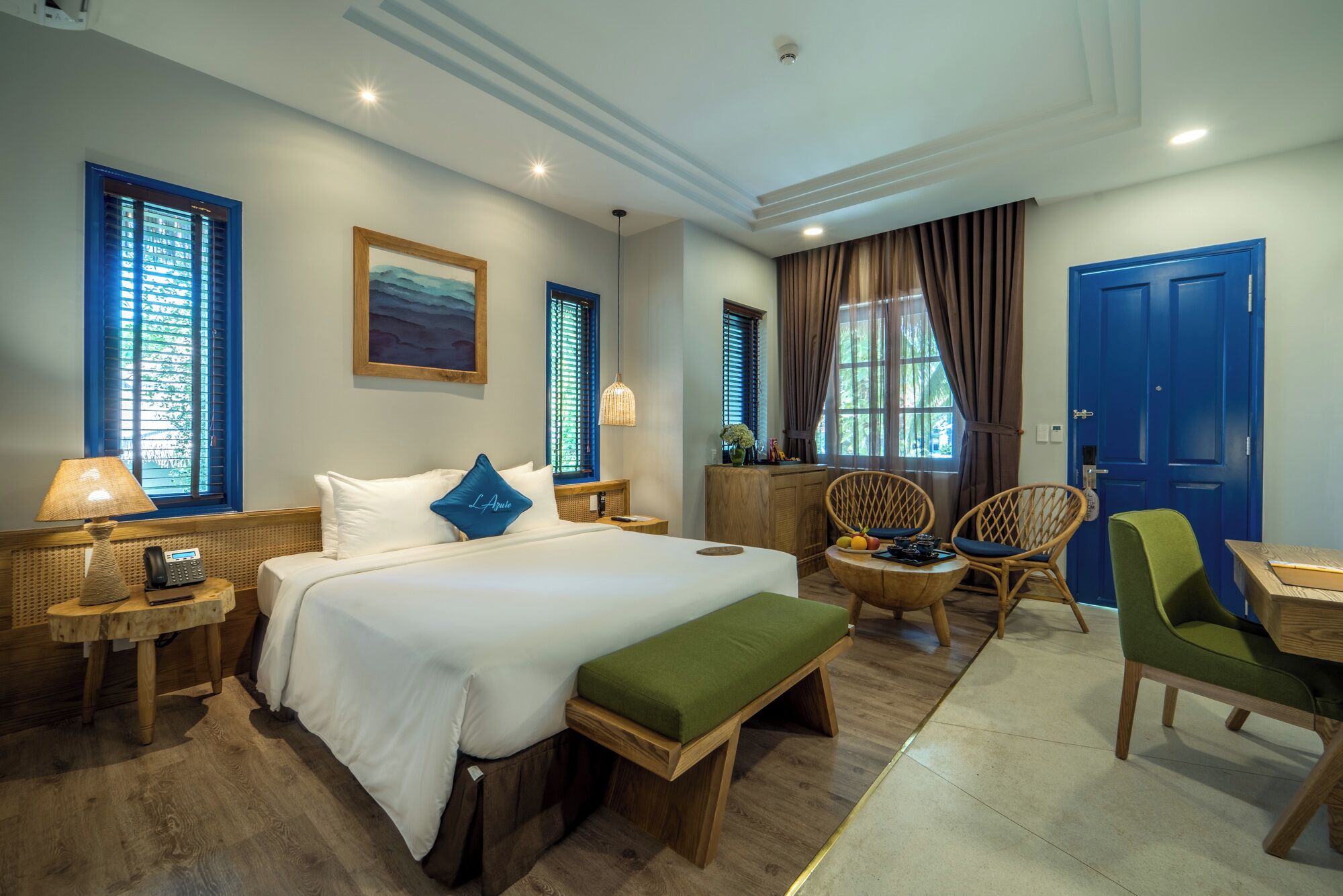 Minibar, caja de seguridad en la habitación y escritorio 