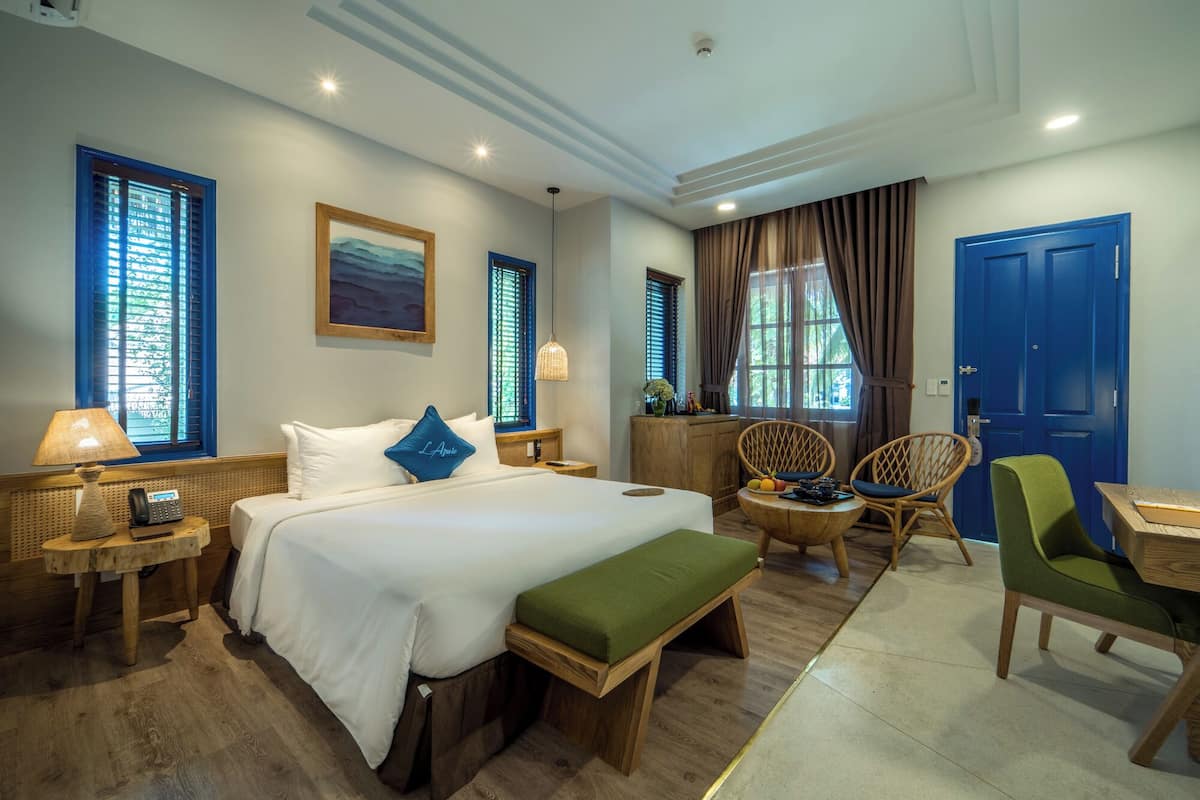 Minibar, Zimmersafe, Schreibtisch, Verdunkelungsvorhänge