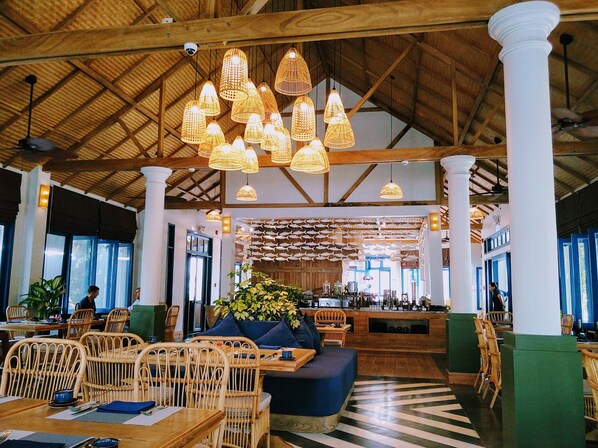 2 间餐厅，供应早餐、午餐和晚餐，本地与国际菜