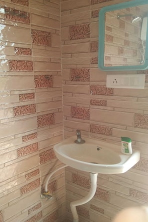Basic Tent | Bathroom | Shower, towels, shampoo