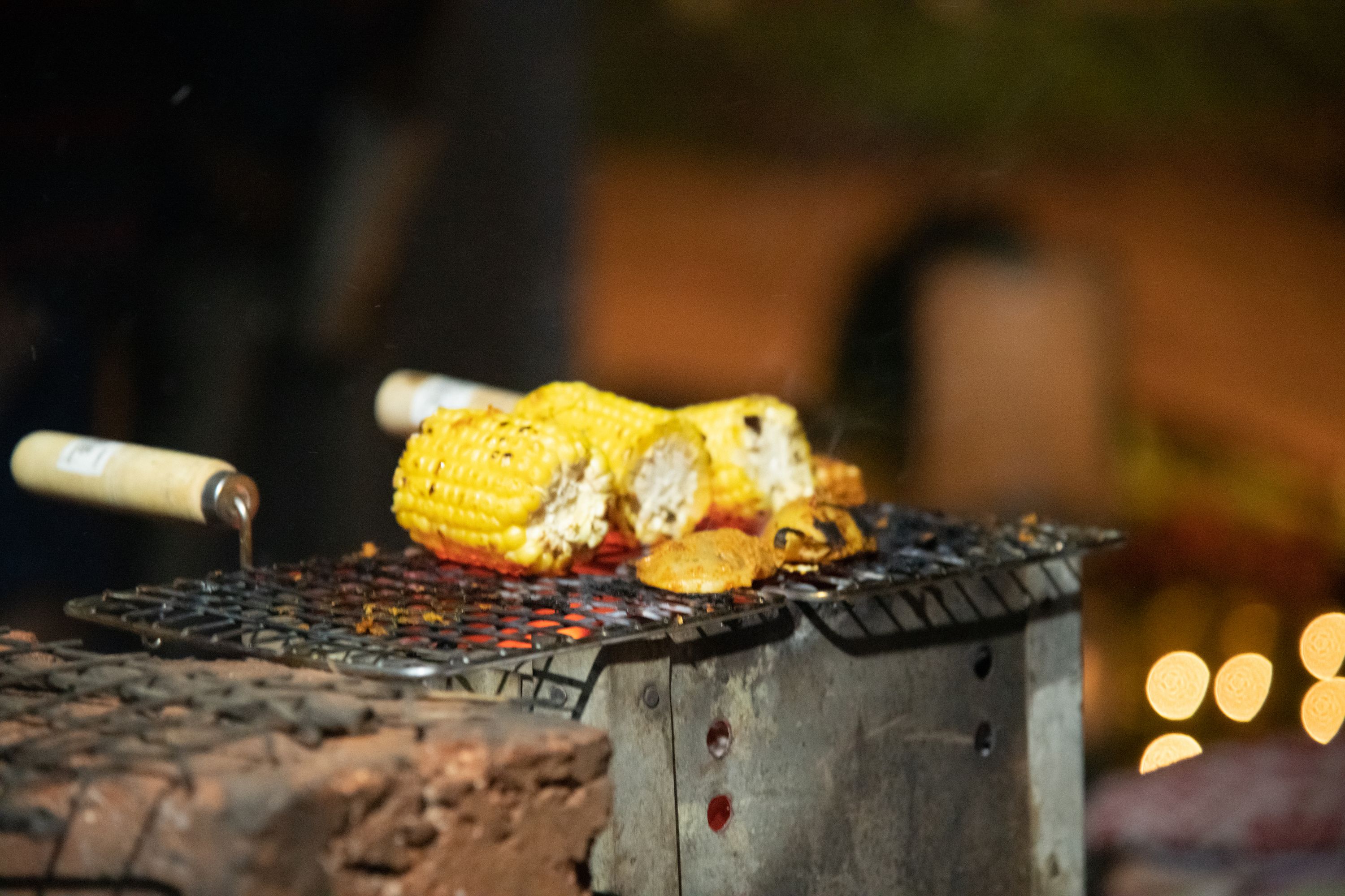 Una parrilla con mazorcas de maíz.