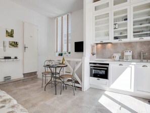 Fridge, microwave, oven, cookware/dishes/utensils