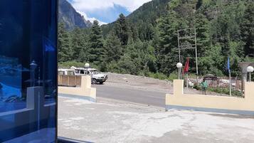 15 bedrooms, premium bedding, down duvets, in-room safe