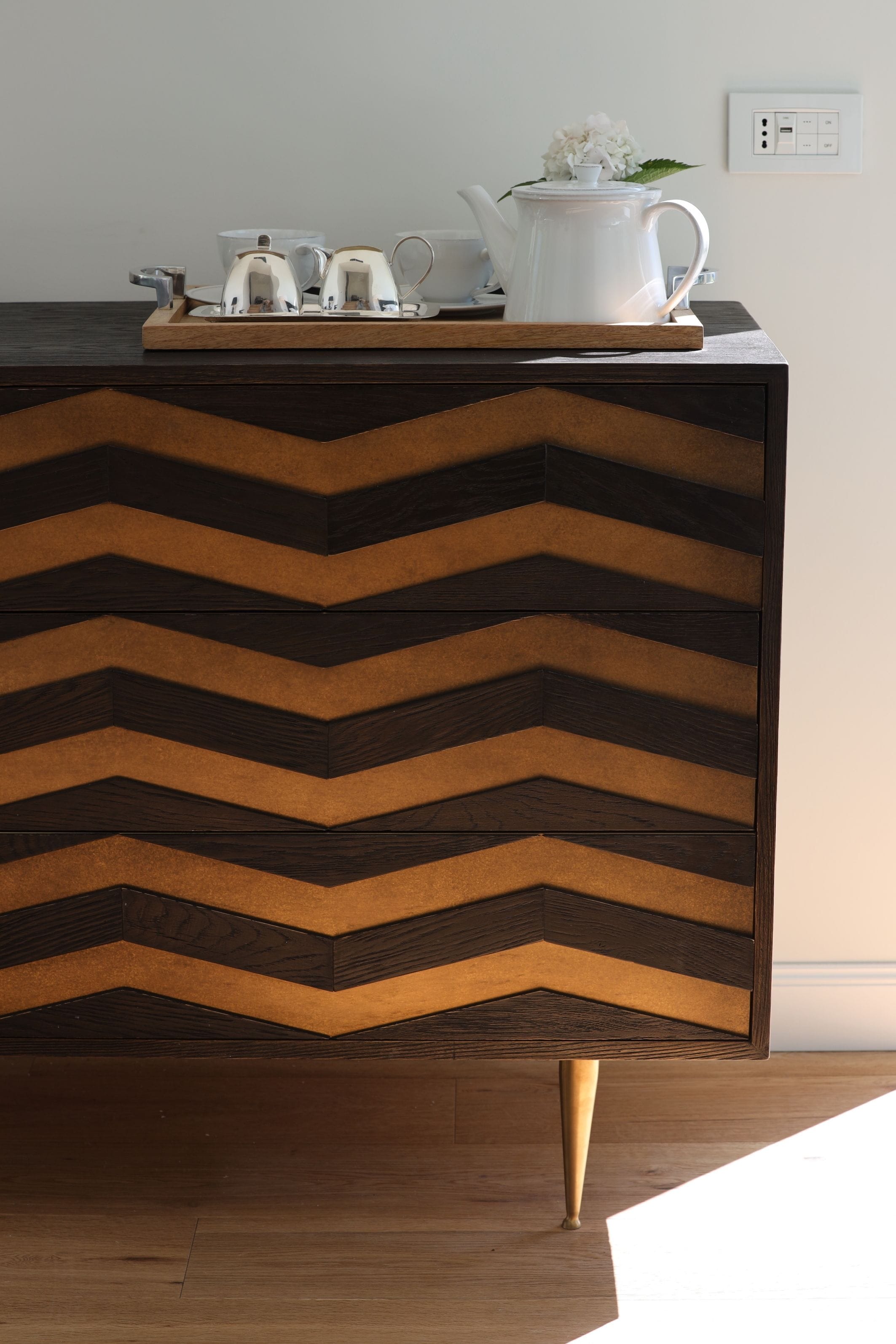 Une cuisine moderne dotée d’un plan de travail en bois et de meubles aux motifs en chevron.