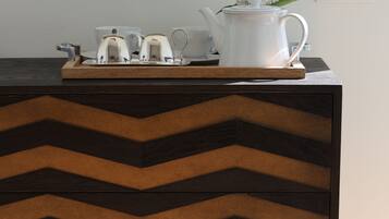 Een moderne keuken met een houten aanrecht en een keukenkastje met een zigzaagpatroon.