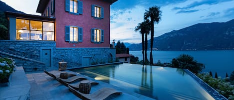 Una piscina al aire libre de temporada, sillones reclinables de piscina