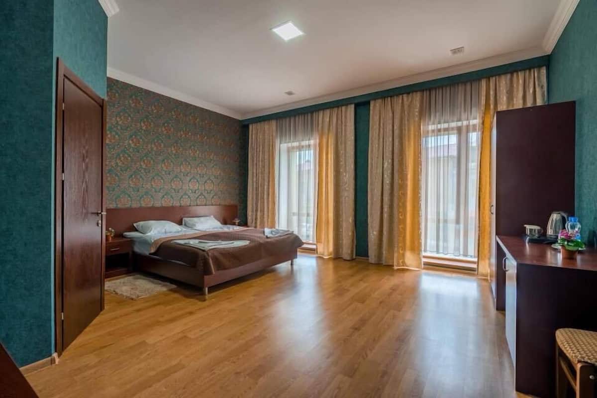 Standard Double Room | In-room safe, desk, blackout drapes, soundproofing