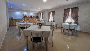 包含每日当地美食早餐