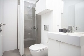 Apartment, 1 Schlafzimmer, Gartenblick | Badezimmer | Dusche, Haartrockner, Handtücher, Seife