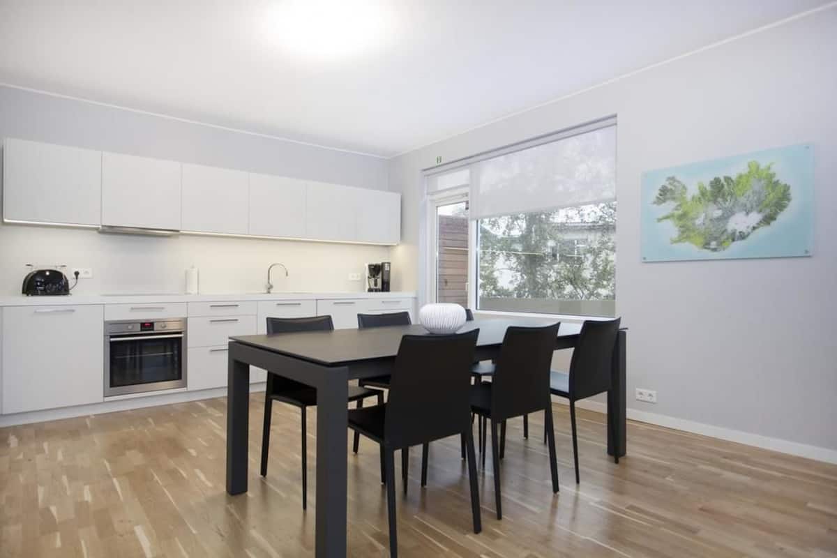 Deluxe Apartment, 2 Bedrooms, Balcony | Private kitchen | Fridge, microwave, oven, stovetop