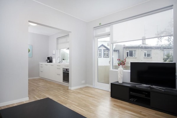 Apartamento, 2 quartos, sacada | 1 quarto, quartos à prova de som, Wi-Fi de cortesia, roupa de cama