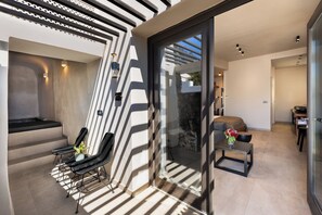 Junior Suite with Private Heated Spa Bath | 1 bedroom, memory foam beds, in-room safe, desk - Uma Ray Suites (Santorini)