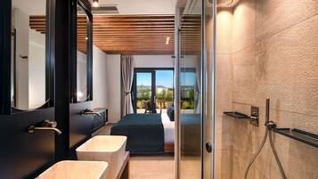 Habitación doble superior, vistas a la ciudad | 1 dormitorio, colchones viscoelásticos, caja fuerte y escritorio