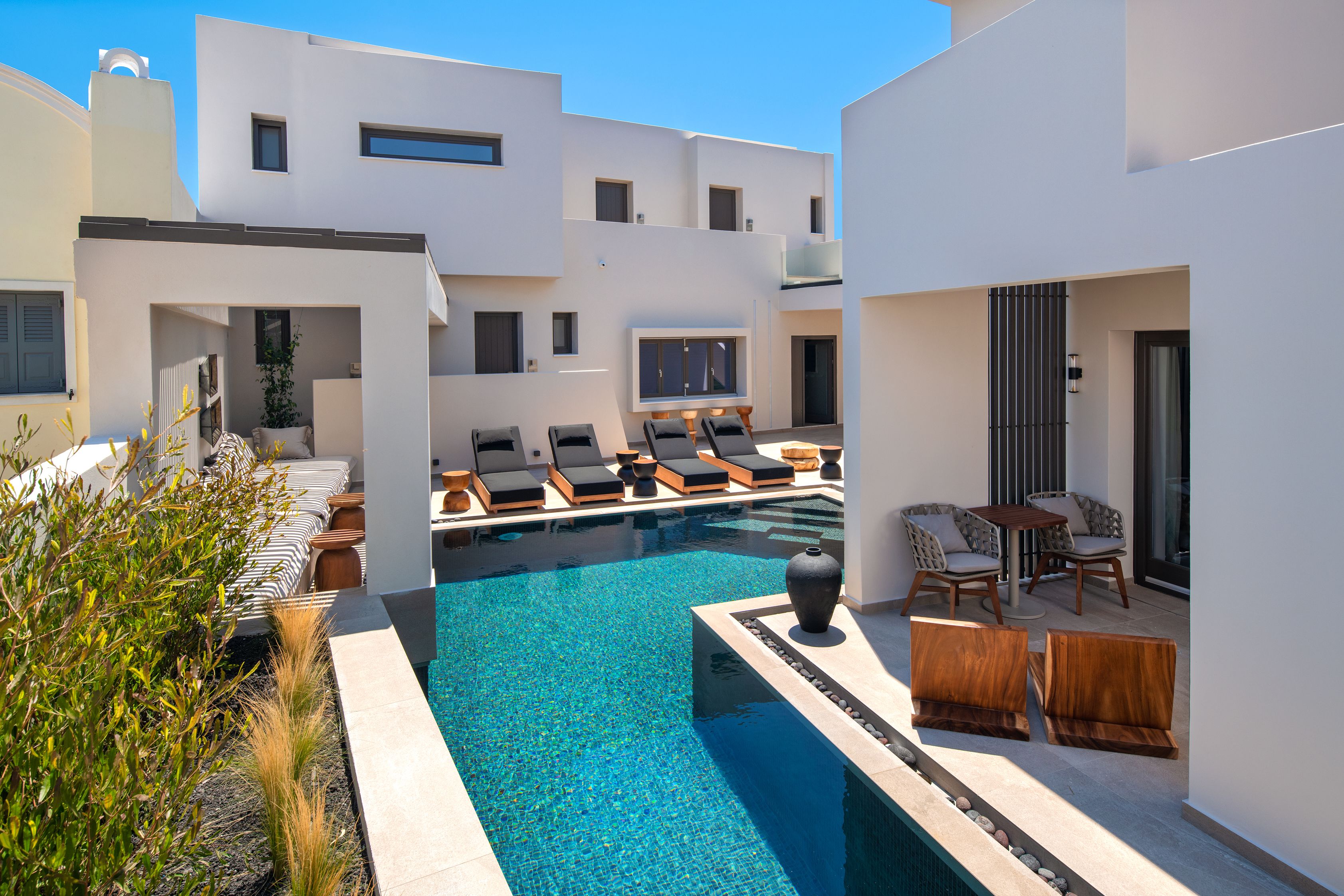 Een binnenzwembad, een buitenzwembad, ligstoelen en redders ter plaatse