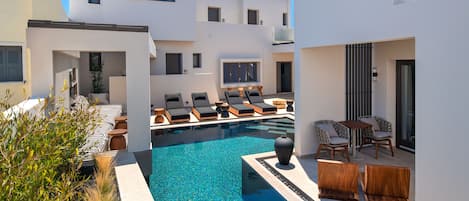 Innenpool, Außenpool, geöffnet von 10:00 Uhr bis 20:30 Uhr, Liegestühle