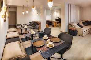 Breakfast area - Uma Ray Suites (Santorini)