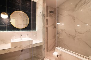 Appartement, 1 chambre | Salle de bain | Douche, séchoir à cheveux, serviettes fournies, savon