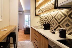 Refrigerador, horno, placa de cocina, cafetera expreso