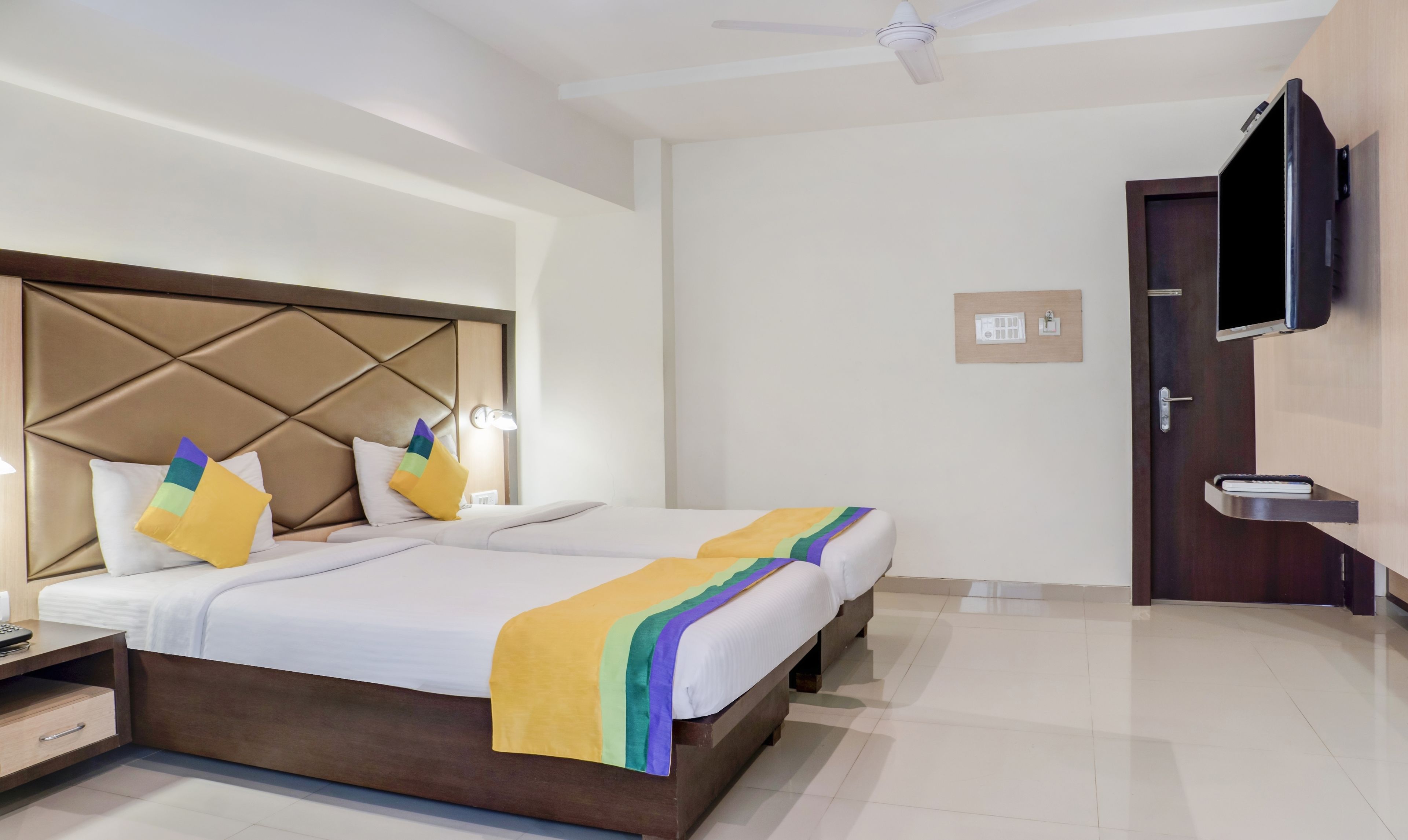 Deluxe Room | Iron/ironing board, rollaway beds, free WiFi, bed sheets