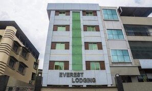 Front of property - Treebo Trip Everest Lodging (Navi Mumbai)