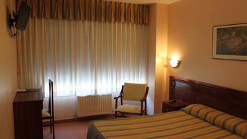 Bureau, fer et planche à repasser, lits bébé (gratuits), Wi-Fi gratuit