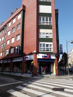 Front of property - Hotel Valdés (Gijon)